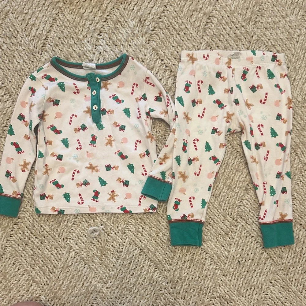 EUC Starting out gingerbread bows presents print pajama set size 2t